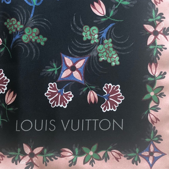 Louis Vuitton Accessories - 💗Lady💖Louis Vuitton scarf New never used authentic